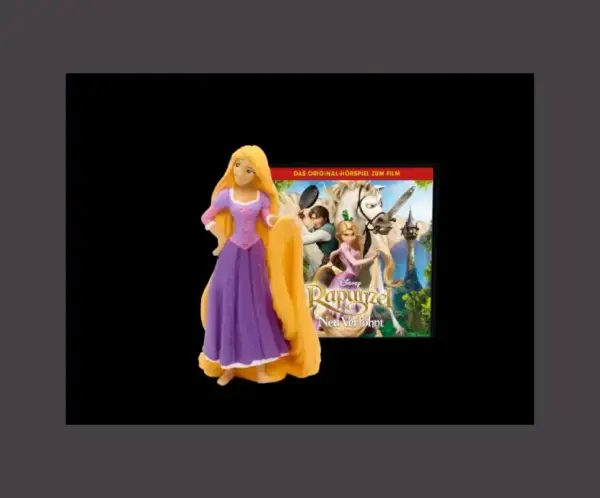 disney-rapunzel Toniesfigur von Disney Rapunzel, neu verföhnt. Rapunzel hat ein lilanes, bodenlanges Kleid an und hält einen Teil ihres langen, blonden Haares in den Händen