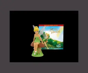 Disney Tinkerbell sitzt mit glitzernden Flügel und ihrem grünen Blätterkleid auf einem braunen Pilz, die Toniesfigur zum Film