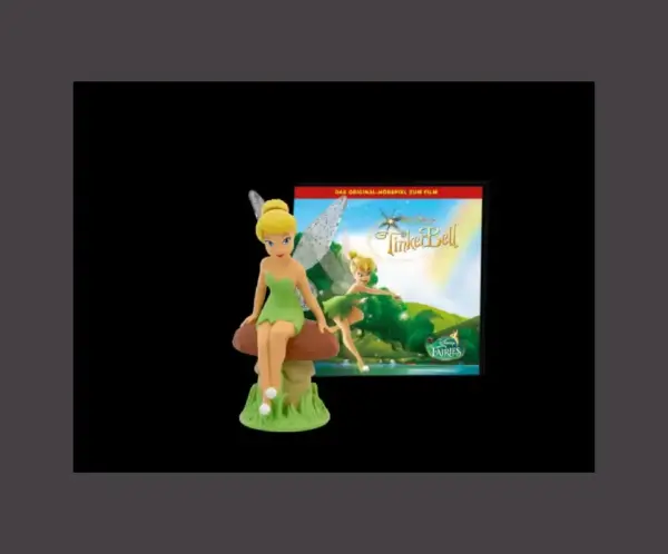 disney-tinkerbell Disney Tinkerbell sitzt mit glitzernden Flügel und ihrem grünen Blätterkleid auf einem braunen Pilz, die Toniesfigur zum Film