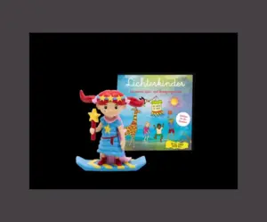 lichterkinder Toniesfigur zu Lichterkinder, die besten Spiel und Bewegungslieder. Ein rothaariges Mädchen mit Zauberstab und Sternen - Kopfschmuck zwischen ihren zwei Zöpfen