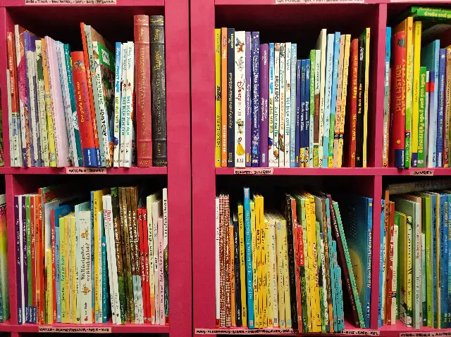 rosa Regal mit Bilderbücher für Kinder zum Vorlesen